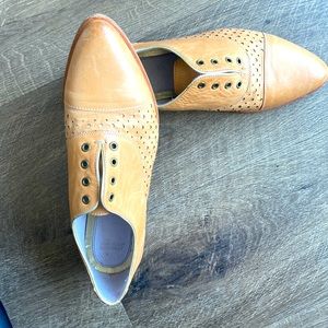 Johnston & Murphy Ladies tan leather loafers Sz 8.5.